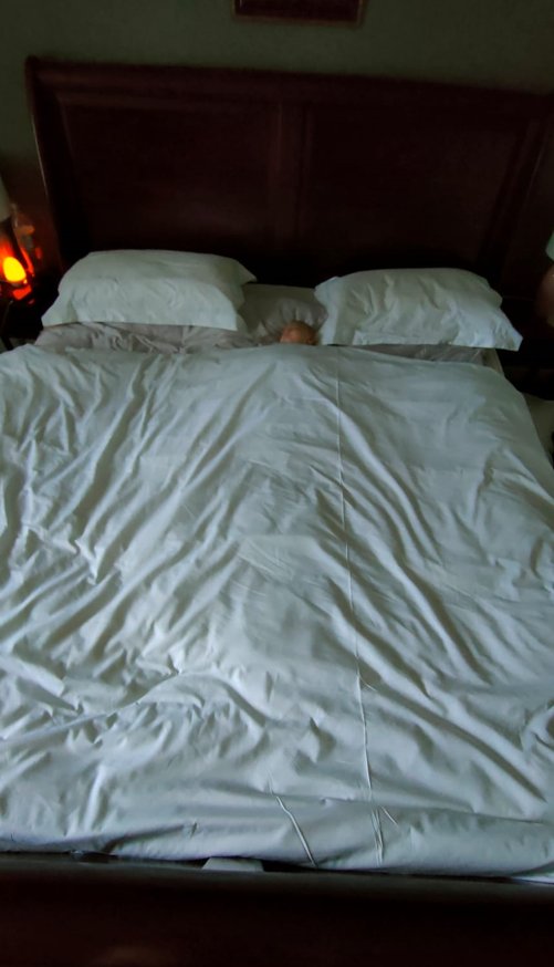 Big comfy bed in Awe!